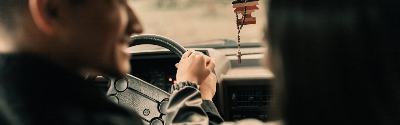 Image de Romance à quatre roues : ces amoureux provençaux qui transforment leur voiture en nid d’amour