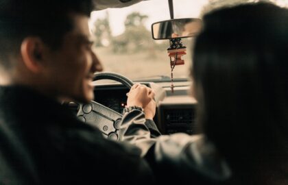 Image de Romance à quatre roues : ces amoureux provençaux qui transforment leur voiture en nid d’amour