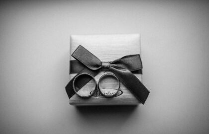 Image de La bague intelligente qui détecte l’infidélité conjugale : quand l’amour porte un bracelet électronique au doigt