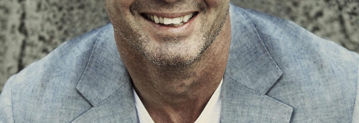 Image de L’infidélité masculine atteint son pic à 55 ans : crise existentielle ou syndrome du costume trop bien repassé ?