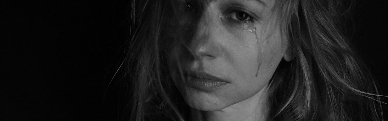 Image de Pourquoi certaines femmes ne quittent jamais un homme, même quand tout va mal ? (7 raisons qui vont vous surprendre)