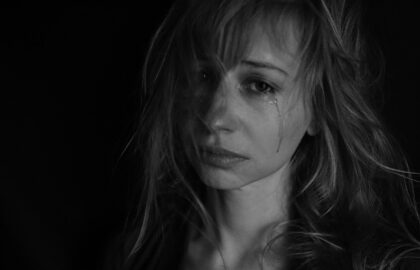 Image de Pourquoi certaines femmes ne quittent jamais un homme, même quand tout va mal ? (7 raisons qui vont vous surprendre)