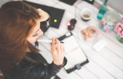 Image de Pourquoi 85 % des infidélités commencent-elles au bureau ? Ce n’est pas à cause de la machine à café. Enfin, pas uniquement.