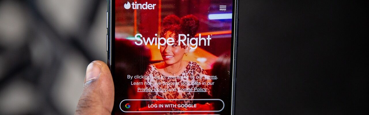 Image de Le syndrome du “ghost-upgrade” sur Tinder : ou quand tu matches avec une meuf qui préfère retoucher sa bio que répondre à ton “Salut”