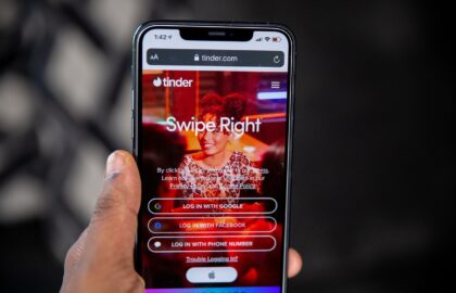 Image de Le syndrome du “ghost-upgrade” sur Tinder : ou quand tu matches avec une meuf qui préfère retoucher sa bio que répondre à ton “Salut”