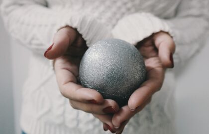 Image de Noël au bureau : attention, terrain glissant… en talons